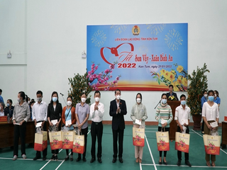 Phó Chủ tịch Quốc hội Nguyễn Đức Hải làm việc và tặng quà cho người lao động tại tỉnh Kon Tum