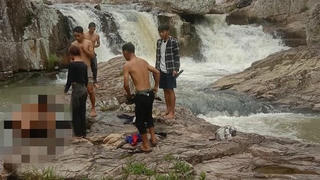 Rủ nhau đi chơi thác, 2 học sinh đuối nước tử vong