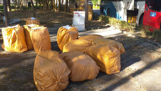 Phát hiện xe khách vận chuyển quần áo, thực phẩm không rõ nguồn gốc