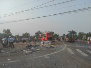 2 xe khách giường nằm va chạm: 18 người thương vong