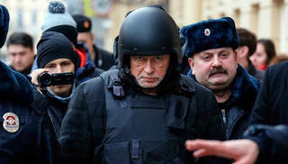 Giáo sư sử học Nga thực nghiệm hiện trường vụ giết người tình trong lúc ngủ