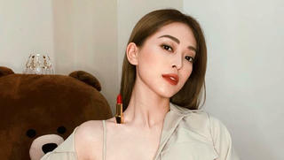 Người đẹp Việt đua trend đặt son lên xương quai xanh khoe vai 