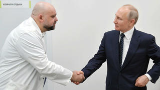 Bác sĩ bắt tay Vladimir Putin dương tính với COVID-19