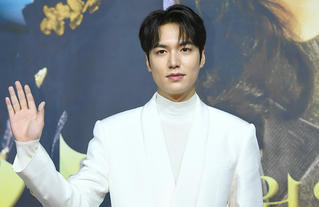 Lee Min Ho 'đốn tim' fan ngày trở lại sau 3 năm vắng bóng