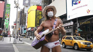 'Naked Cowboy' vẫn đàn hát mỗi ngày giữa New York vắng vẻ 