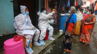 Dịch Covid-19 ngày 12/8: Trên 240.000 nhiễm bệnh chỉ trong 1 ngày, cuộc đua vaccine càng gay cấn