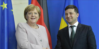 Tổng thống Ukraina yêu cầu Thủ tướng Merkel... cung cấp vắc-xin ngừa Covid-19