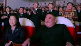 Vợ nhà lãnh đạo Triều Tiên Kim Jong-un lần đầu xuất hiện trước công chúng sau hơn 1 năm