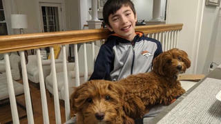 Cậu bé 12 tuổi giúp hơn nghìn người được tiêm vắc-xin COVID-19