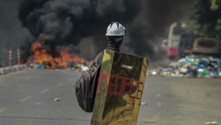 Trụ sở đảng của bà Suu Kyi bị ném bom xăng