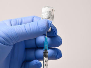 Hơn một nửa số người trưởng thành tại Anh được tiêm đủ 2 liều vaccine