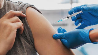 Tại sao 4.000 người Mỹ dương tính với COVID-19 sau tiêm vaccine?
