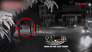 Tông trúng ô tô đang quay đầu, tài xế xe máy nguy kịch