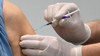 Người đàn ông Singapore tiêm 4 liều vaccine COVID-19 có thể bị truy tố