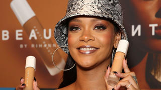 Rihanna trở thành nữ ca sĩ giàu nhất thế giới