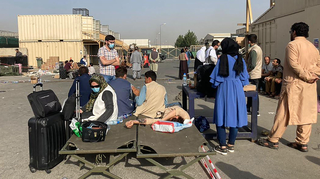Taliban kêu gọi người dân rời khỏi khu vực sân bay ở Kabul