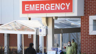 Bệnh viện quá tải phải dựng lều cho bệnh nhân mắc COVID-19