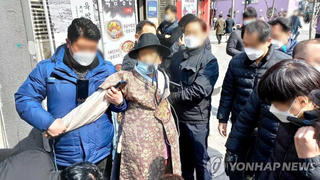 Chủ tịch đảng cầm quyền Hàn Quốc nhập viện vì bị tấn công