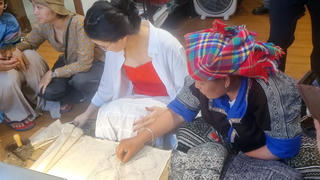 Nghệ thuật vẽ sáp ong độc đáo của người Hmong 