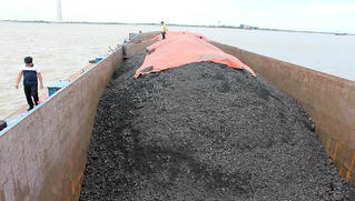 BTL Vùng Cảnh sát biển 1 tạm giữ tàu chở 1.500 tấn than không rõ nguồn gốc