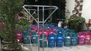 Phát hiện gần 200 bình gas không rõ nguồn gốc
