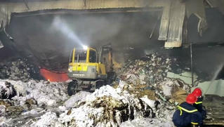 Đang cháy lớn tại xưởng giấy vụn gần 800m2