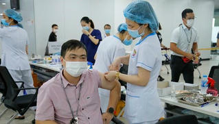 Hải Phòng tiếp tục tiêm vaccine phòng COVID-19 cho lái xe, phụ xe, xe ôm