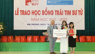 Hải Phòng: Nữ sinh Làng SOS nhận học bổng trị giá một tỷ đồng