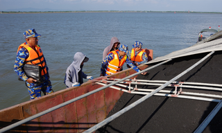 Bắt giữ tàu chở 1.000 tấn than không có giấy tờ