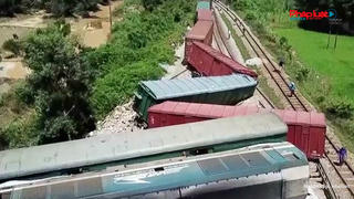 Tàu hàng trượt bánh lật 5 toa ở Quảng Trị