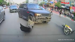 Chuyển làn không xi nhan, ô tô bị xe máy kéo bung đầu xe