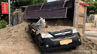 Hà Nội: Xe tải chở cát lật nghiêng đè bẹp ô tô con