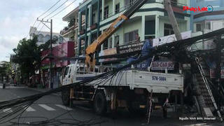 Xe container tông đổ 9 trụ điện trong đêm tại TPHCM