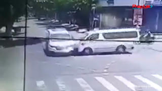 Đà Nẵng: Hai xe cứu thương tông nhau tại ngã tư do lái ẩu