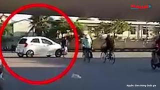 Ô tô lái ẩu tông xe máy tại ngã tư khiến tài xế nguy kịch