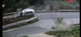 Sang đường, 2 học sinh bị ôtô 4 chỗ tông kinh hoàng