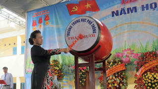 Chủ tịch QH Nguyễn Thị Kim Ngân: Phải khơi dậy niềm vui, niềm say mê học tập của các em