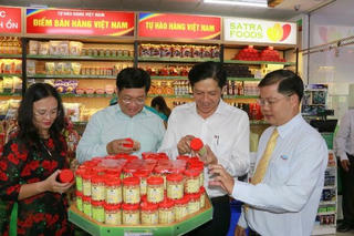 Cần Thơ khai trương điểm bán hàng Việt cố định