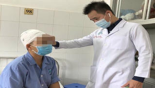 Một phụ nữ bị máy cuốn lóc toàn bộ da đầu