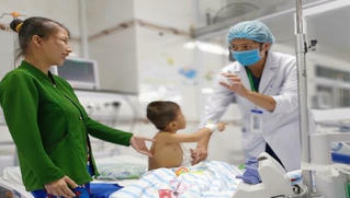 Bé trai thoát khỏi nguy cơ cắt cụt chi nhờ báo động đỏ liên viện
