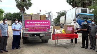 Đồng Tháp hỗ trợ gạo, vật tư y tế cho PrâyVeng (Campuchia) chống dịch 