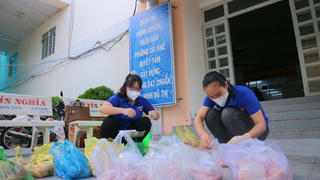 Đội quân “shipper áo xanh” không ngại nắng mưa hỗ trợ người dân trong mùa dịch 