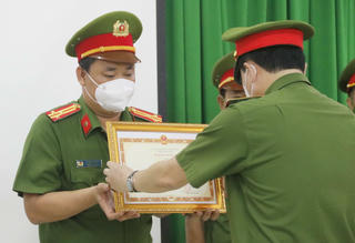 Khen thưởng đơn vị triệt phá đường dây đánh bạc liên tỉnh hàng trăm tỷ đồng tại Cần Thơ