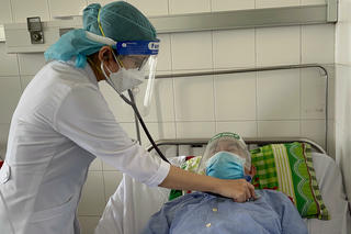 Nội soi lấy thành công hạt hồng xiêm trong phổi suốt 26 năm 