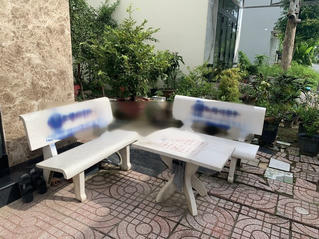 4 đối tượng dùng sơn vẽ quảng cáo trang cờ bạc online lên ghế đá