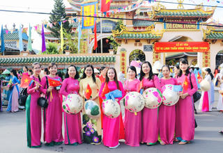 5.500 phụ nữ Đồng Tháp diễu hành áo dài Sen mừng sinh nhật Bác 