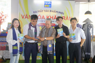 Ra mắt sách “Văn hóa khăn rằn” 