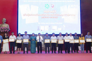 Chủ tịch UBND tỉnh Hậu Giang tặng Bằng khen cho Báo Pháp luật Việt Nam và Phóng viên 