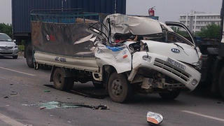 Xe tải “cắn đuôi” nhau, một người tử vong