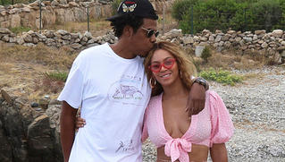 Beyoncé tình tứ bên chồng trong 'tuần trăng mật' thứ 11
